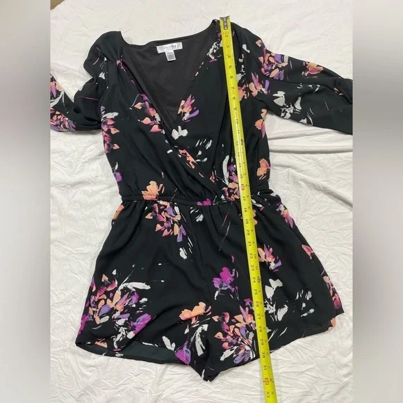 Arizona Jean company black and floral long sleeve romper women’s size medium - Picture 14 of 16